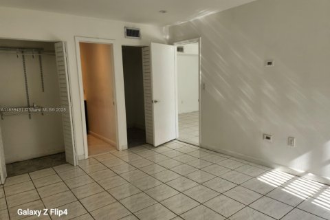 Condo in Miami, Florida, 2 bedrooms  № 1946864 - photo 7