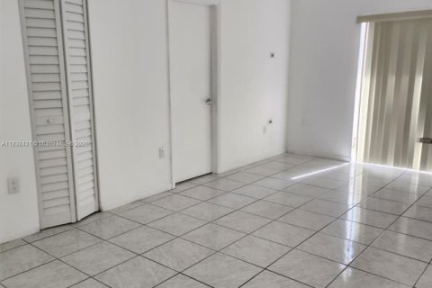 Condo in Miami, Florida, 2 bedrooms  № 1946864 - photo 3