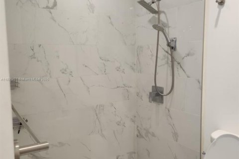 Condo in Miami, Florida, 2 bedrooms  № 1946864 - photo 12