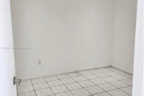 Condo in Miami, Florida, 2 bedrooms  № 1946864 - photo 5