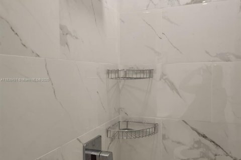 Condo in Miami, Florida, 2 bedrooms  № 1946864 - photo 16