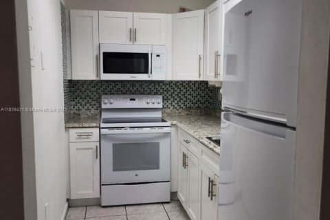 Condo in Miami, Florida, 2 bedrooms  № 1946864 - photo 4