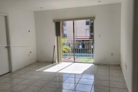 Condo in Miami, Florida, 2 bedrooms  № 1946864 - photo 6