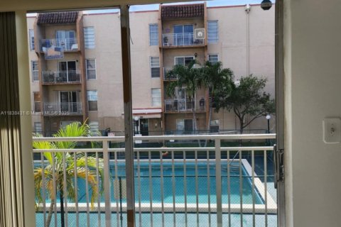 Condo in Miami, Florida, 2 bedrooms  № 1946864 - photo 8