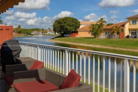 Casa en venta en Miami, Florida, 3 dormitorios № 1983685 - foto 2