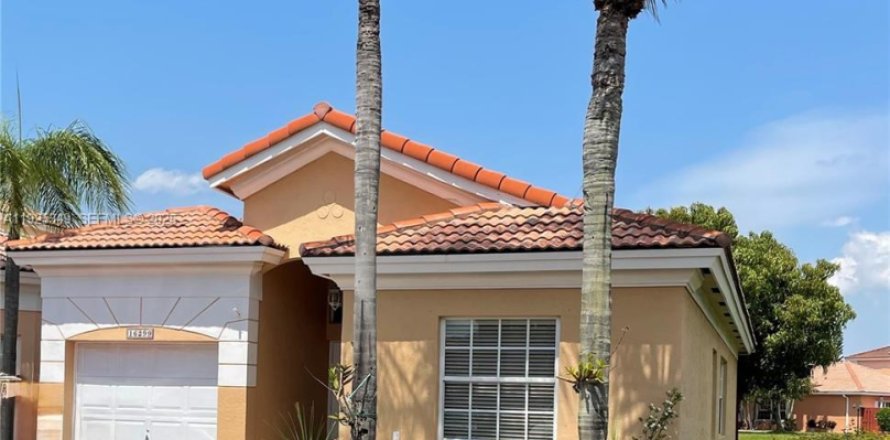 Villa ou maison à Miami, Floride 3 chambres № 1983685