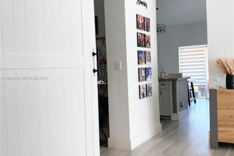 Casa en venta en Miami, Florida, 3 dormitorios № 1983685 - foto 3