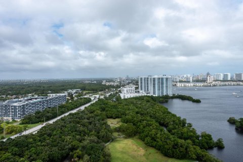 Condo in North Miami Beach, Florida, 2 bedrooms  № 2022364 - photo 10