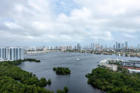 Condo in North Miami Beach, Florida, 2 bedrooms  № 2022364 - photo 2