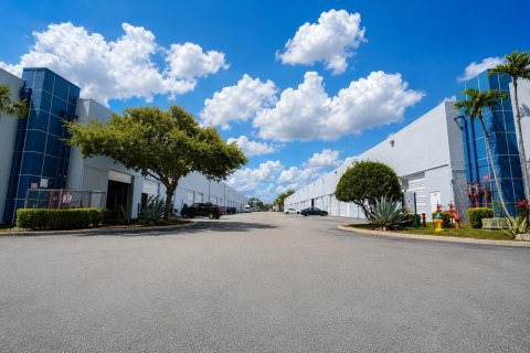 Commercial property in Pembroke Pines, Florida № 2083465 - photo 18