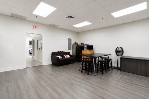 Commercial property in Pembroke Pines, Florida № 2083465 - photo 9