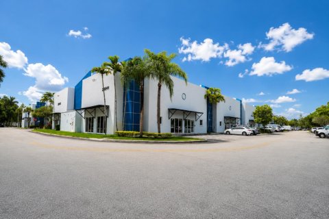 Commercial property in Pembroke Pines, Florida № 2083465