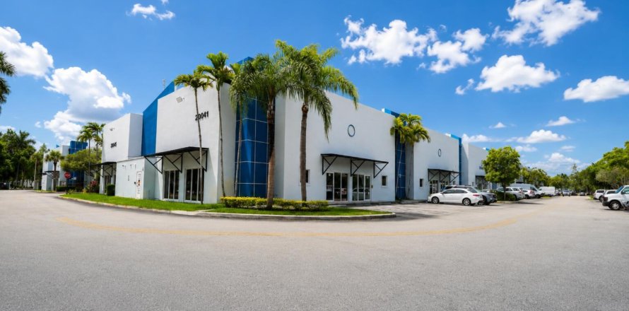 Commercial property in Pembroke Pines, Florida № 2083465