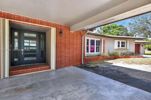 House in St. Lucie, Florida 4 bedrooms, 385.73 sq.m. № 2042072 - photo 4