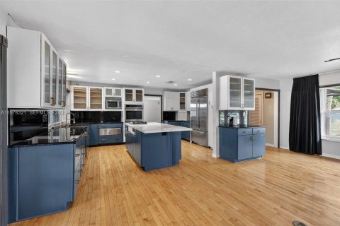 House in St. Lucie, Florida 4 bedrooms, 385.73 sq.m. № 2042072 - photo 12