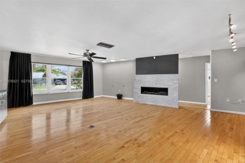 House in St. Lucie, Florida 4 bedrooms, 385.73 sq.m. № 2042072 - photo 11