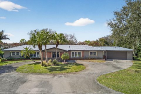 House in St. Lucie, Florida 4 bedrooms, 385.73 sq.m. № 2042072