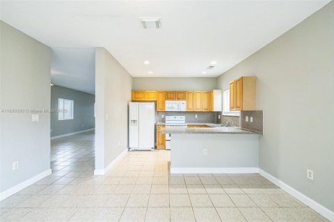 Casa en venta en Homestead, Florida, 5 dormitorios, 201.6 m2 № 1807826 - foto 6