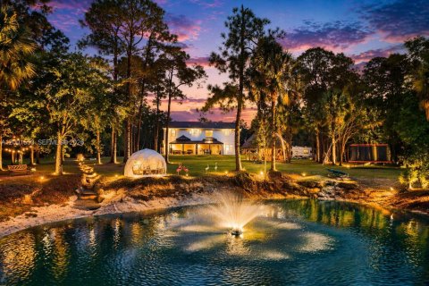 House in Indiantown, Florida 4 bedrooms, 190.82 sq.m. № 2065719