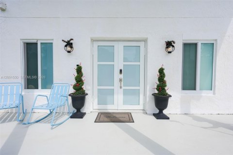 House in Indiantown, Florida 4 bedrooms, 190.82 sq.m. № 2065719 - photo 3