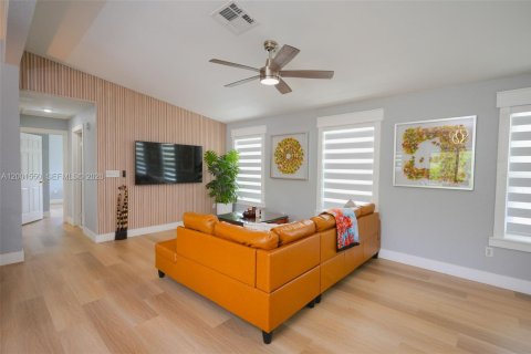 House in Indiantown, Florida 4 bedrooms, 190.82 sq.m. № 2065719 - photo 14