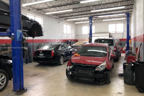 Propiedad comercial en venta en Hallandale Beach, Florida № 1963085 - foto 4
