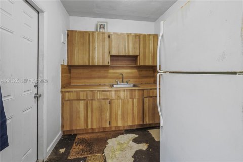 Commercial property in Hialeah, Florida 138.24 sq.m. № 2076179 - photo 11