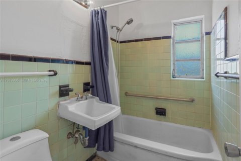 Commercial property in Hialeah, Florida 138.24 sq.m. № 2076179 - photo 23