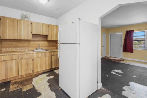 Commercial property in Hialeah, Florida 138.24 sq.m. № 2076179 - photo 10