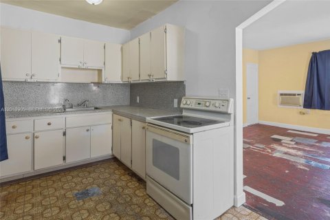 Commercial property in Hialeah, Florida 138.24 sq.m. № 2076179 - photo 20