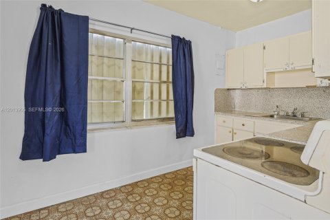 Commercial property in Hialeah, Florida 138.24 sq.m. № 2076179 - photo 19