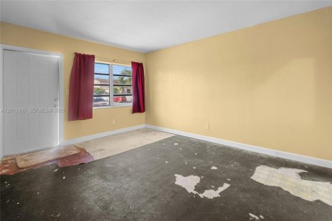 Commercial property in Hialeah, Florida 138.24 sq.m. № 2076179 - photo 9