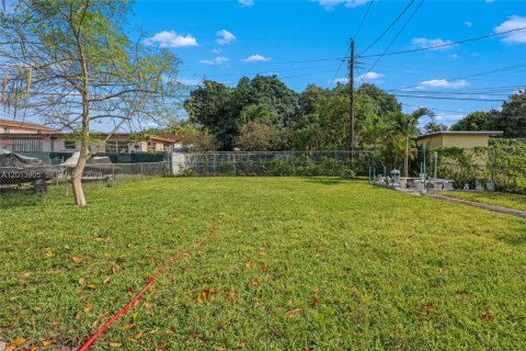 Commercial property in Hialeah, Florida 138.24 sq.m. № 2076179 - photo 28