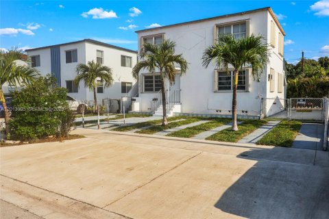 Commercial property in Hialeah, Florida 138.24 sq.m. № 2076179