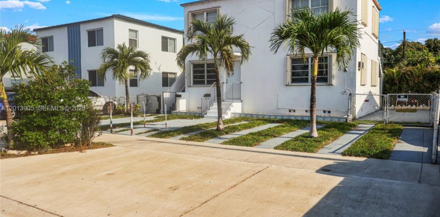 Commercial property in Hialeah, Florida 138.24 sq.m. № 2076179