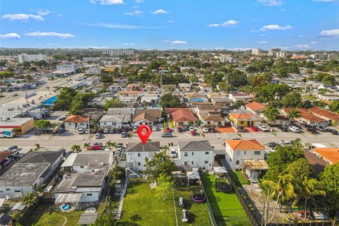 Commercial property in Hialeah, Florida 138.24 sq.m. № 2076179 - photo 7