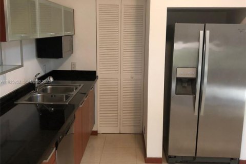 Condo in Miami, Florida, 1 bedroom  № 2076763 - photo 5