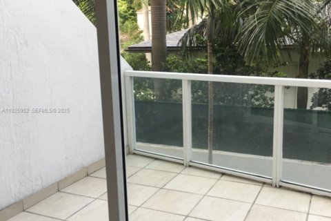 Condo in Miami, Florida, 1 bedroom  № 2076763 - photo 2