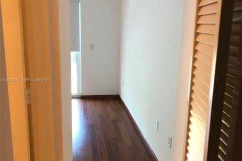 Condo in Miami, Florida, 1 bedroom  № 2076763 - photo 19