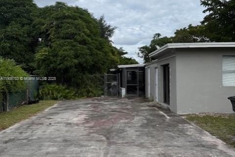 Villa ou maison à vendre à North Miami, Floride: 4 chambres, 151.24 m2 № 1966766 - photo 2
