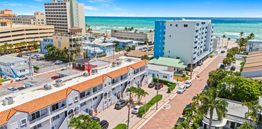 Townhouse in Hollywood, Florida 2 bedrooms, 168.62 sq.m. № 2074738