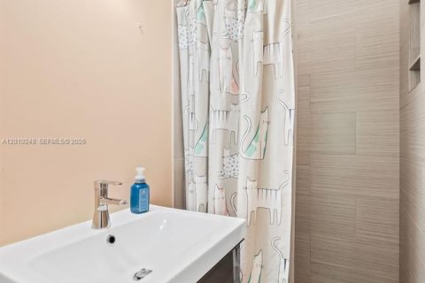 Townhouse in Hollywood, Florida 2 bedrooms, 168.62 sq.m. № 2074738 - photo 28