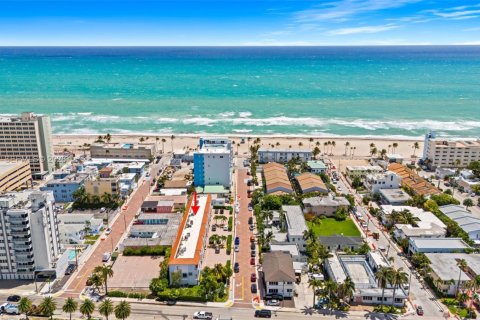 Townhouse in Hollywood, Florida 2 bedrooms, 168.62 sq.m. № 2074738 - photo 7