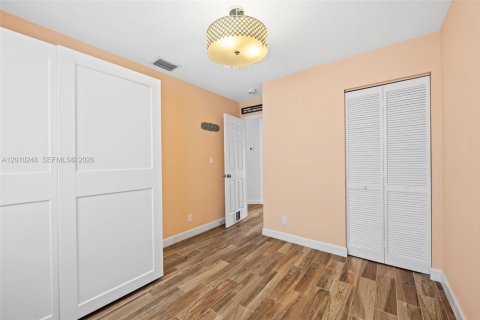Townhouse in Hollywood, Florida 2 bedrooms, 168.62 sq.m. № 2074738 - photo 27