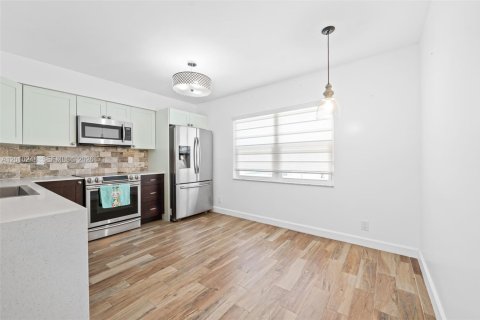 Townhouse in Hollywood, Florida 2 bedrooms, 168.62 sq.m. № 2074738 - photo 13