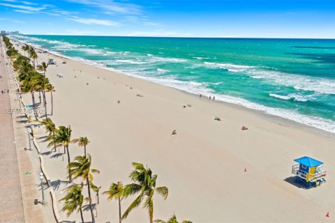 Townhouse in Hollywood, Florida 2 bedrooms, 168.62 sq.m. № 2074738 - photo 2