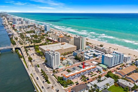 Townhouse in Hollywood, Florida 2 bedrooms, 168.62 sq.m. № 2074738 - photo 6