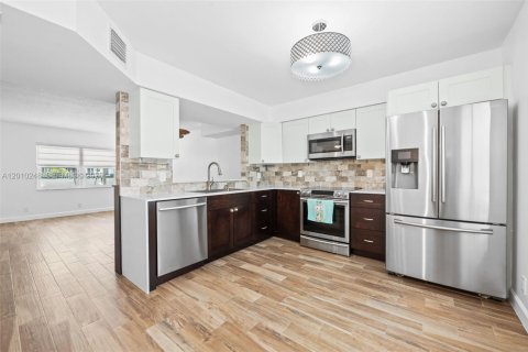 Townhouse in Hollywood, Florida 2 bedrooms, 168.62 sq.m. № 2074738 - photo 14