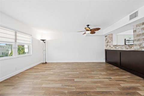 Townhouse in Hollywood, Florida 2 bedrooms, 168.62 sq.m. № 2074738 - photo 10