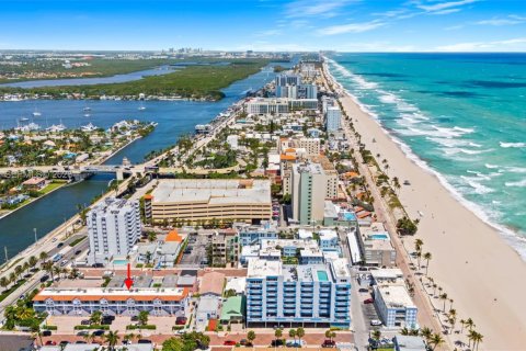 Townhouse in Hollywood, Florida 2 bedrooms, 168.62 sq.m. № 2074738 - photo 5